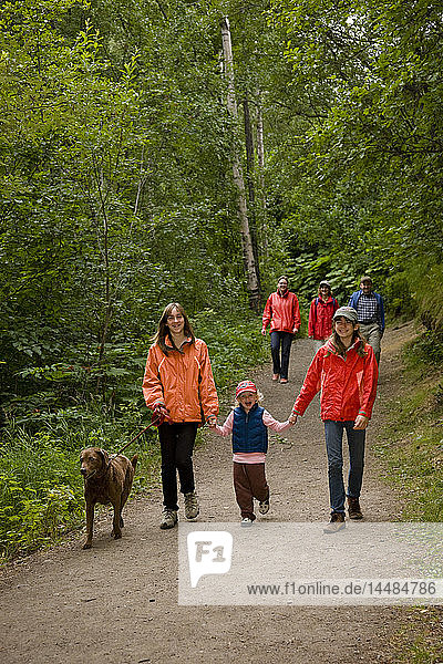 Familie mit Kindern und Hunden auf dem Wanderweg zu den Thunderbird Falls  Southcentral Alaska  USA.