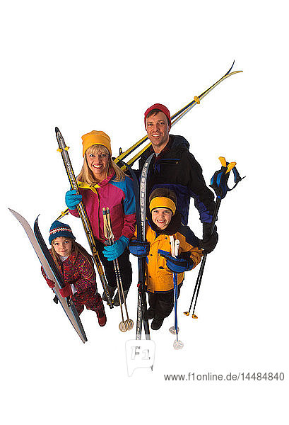 Familie mit Skilanglaufausrüstung