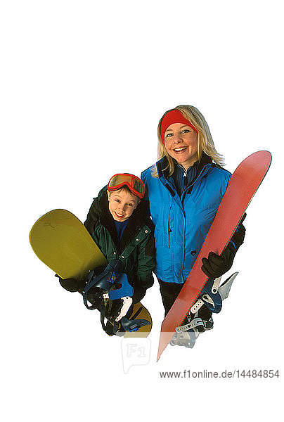 Mutter und Sohn mit Snowboards