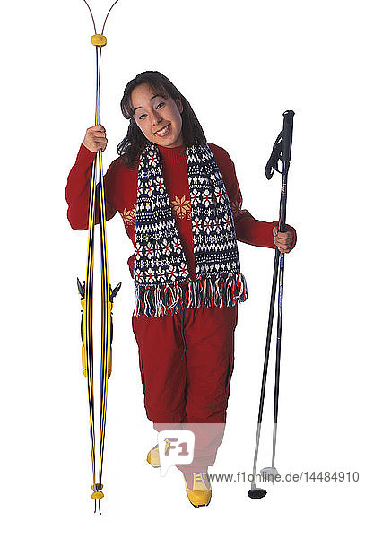 Einheimische Frau mit Skilanglaufausrüstung