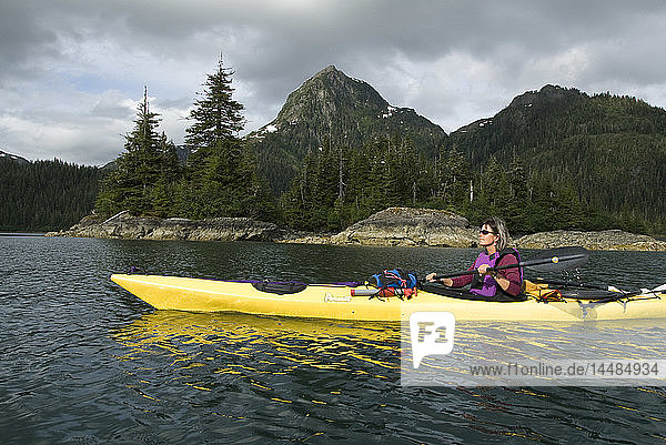 Frau beim Seekajakfahren vor Knight Island im Prince William Sound  Kenai-Halbinsel  Southcentral Alaska  Sommer