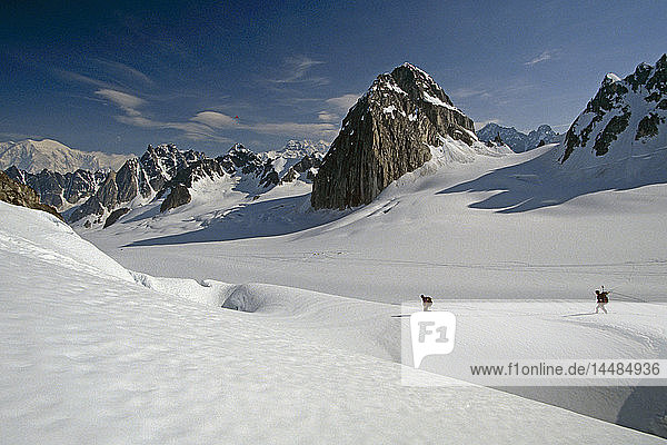 Bergsteiger auf Grat Gletscherspalten Alaska Range AK/nDenali Nat´l Park