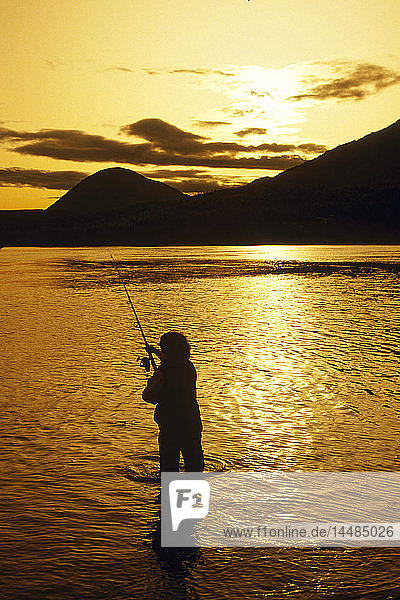 Frau beim Lachsangeln Kenai River Sonnenuntergang KP AK