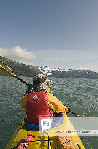 Person beim Seekajakfahren im Prince William Sound  in der Nähe von Whittier  Southcentral  Alaska