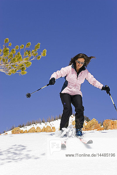 Junge Frau beim Abfahrtslauf Dixie National Forest Utah Winter