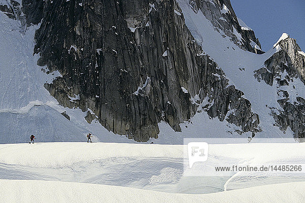Bergsteiger beim Skifahren auf Gletscherspalten Alaska Range AK/nDenali Nat´l Park