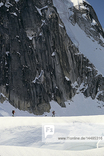 Bergsteiger beim Skifahren auf Gletscherspalten Alaska Range AK/nDenali Nat´l Park