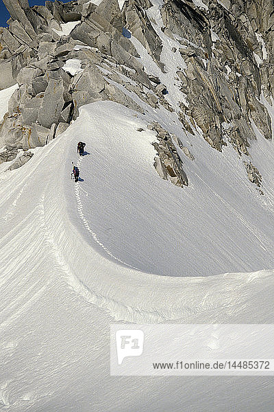 Bergsteiger auf dem Grat zum Gipfel Pika Glacier Area AK Range
