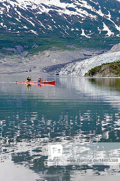 Kajakfahrer vor dem Shoup-Gletscher  Shoup Bay  Prince Willliam Sound  Süd-Zentral-Alaska  Sommer