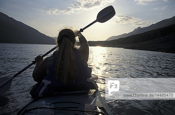 Frau Seekajakfahren auf dem Eklutna See SC Alaska Sommer