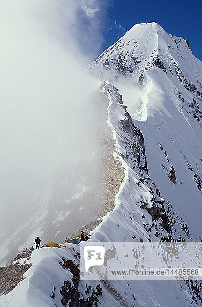 Bergsteiger kampieren auf dem S.Ridge Nanda Deni East Himalayas