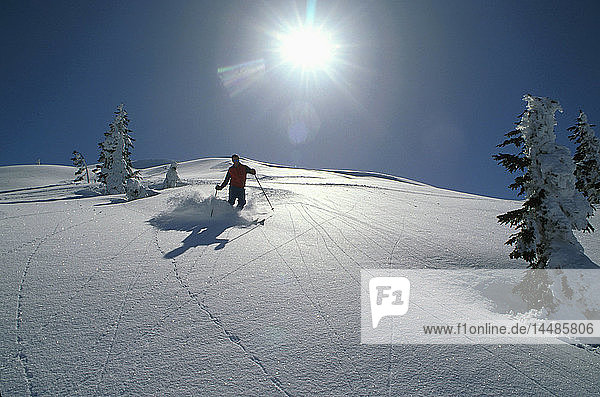 Mann beim Skifahren in Southeast AK im Skigebiet Juneau Coast Mtns Winter