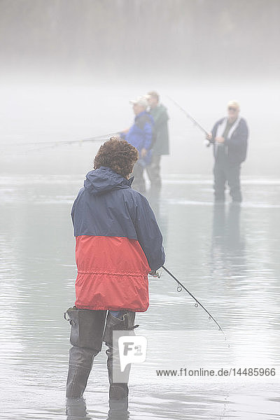 Angler beim Lachsfang am Knik River im Nebel  Southcentral  Alaska