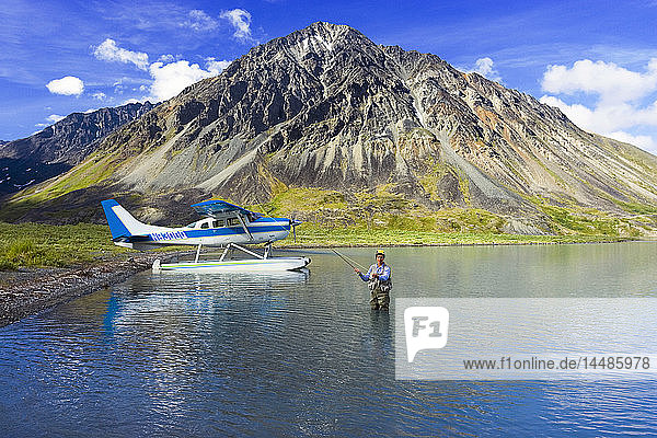 Frau Fliegenfischen auf Turquoise Lake in der Nähe von Cessna Wasserflugzeug Lake Clark Nat Park Southcentral AK Sommer