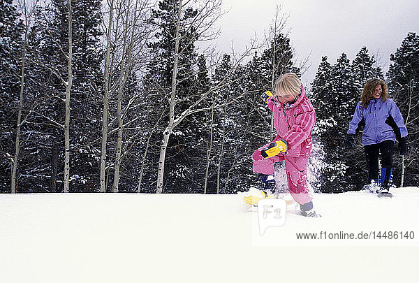 Mutter & Tochter Schneeschuhwandern Colorado Winter