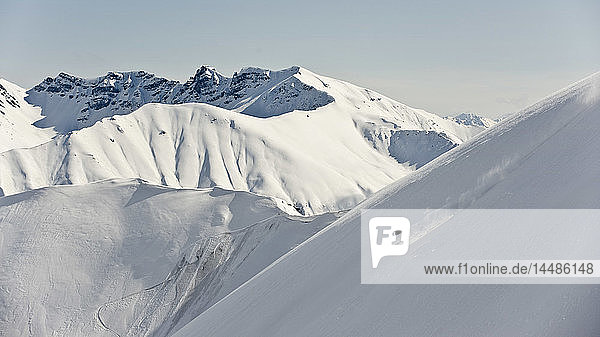 Ein Skitourengeher macht einen Powder-Turn am Hatcher Pass  Alaska