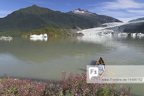 Kanufahrer auf dem Mendenhall Lake SE Alaska Sommer mit Mendenhall Gletscher im Hintergrund