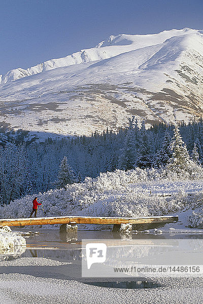 CC Skifahrer auf der Brücke über den Summit Lake Winter KP AK