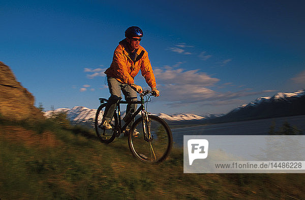 Mann Radfahren auf Turnagain Arm Southcentral AK Sommer