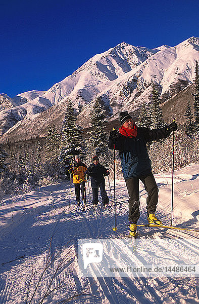 Frauen Skifahren in der Nähe von Sheep Mountain Lodge SC Alaska