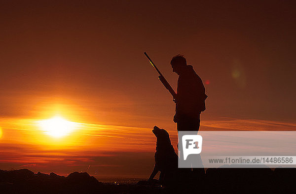 Silhouette eines jagenden Mannes bei Sonnenuntergang Chugach SP SC AK W & ohne Hund