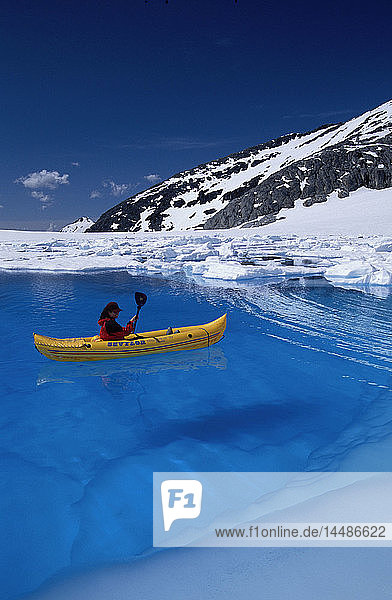 Frau entspannt im Kajak Blauer Schmelzteich Juneau Icefield AK