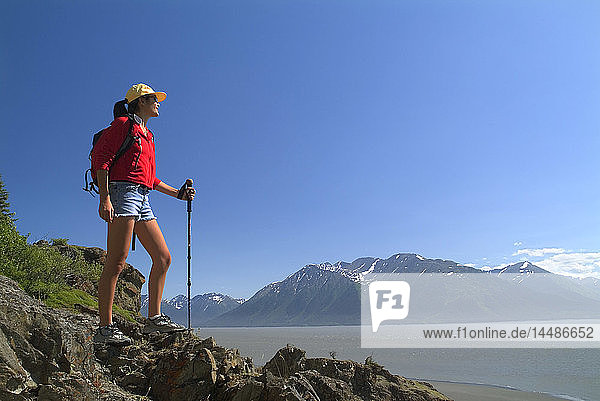 Frau Wanderer entlang Turnagain Arm SC Alaska Sommer