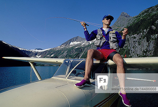 Mann Fliegenfischen vom Wasserflugzeug Antler See SE Alaska