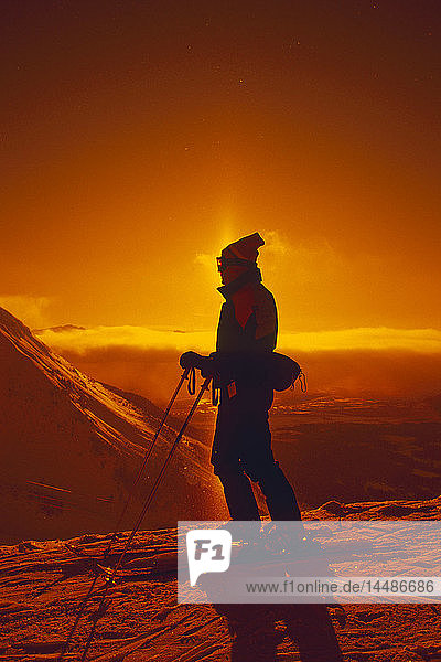 Skifahrer Silhouette mit Sonnenhund auf Mt Alyeska SC AK Winter Hintergrundbeleuchtung