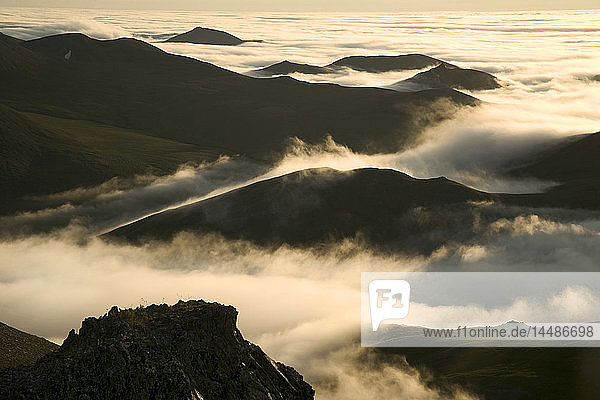 Wanderer auf Felsen Ansichten Wolkenschicht Caribou Pass AK ANWR AR Brooks Range Silhouette