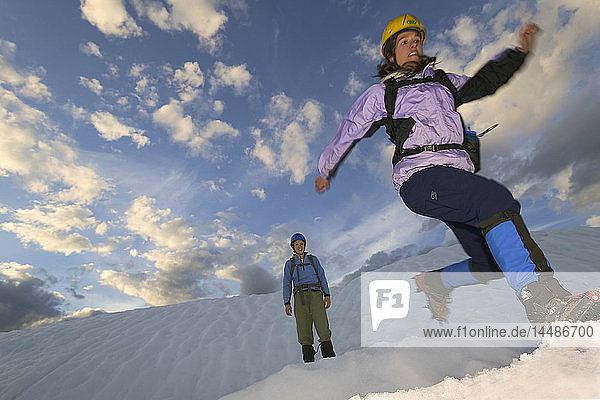 Eiswanderer springt über Gletscherspalte und beobachtet SC AK Matanuska Gletscher Sommer Chugach NF
