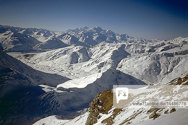 Mann steht auf Grat über Castner Gletscher SC AK Frühling
