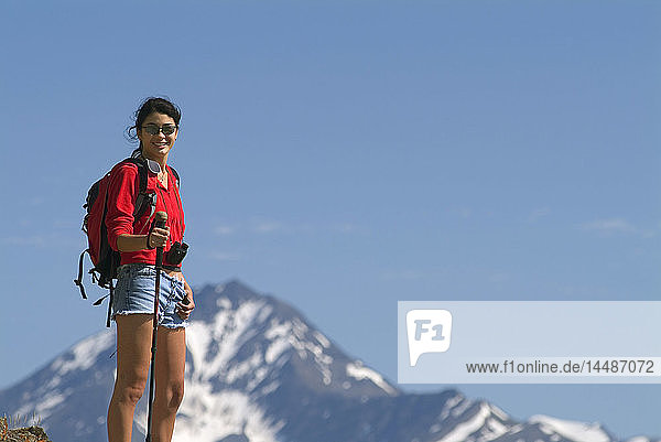Frau Wanderer entlang Turnagain Arm SC Alaska Sommer