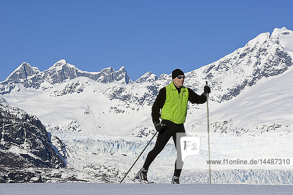 Nordische Skifahrer  die die weiten  offenen und nicht überfüllten Skigebiete in Juneau  Mendenhall Glacier und Towers in Alaska genießen.