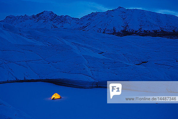 Beleuchtetes Zeltlager Winter Matanuska Gletscher SC AK