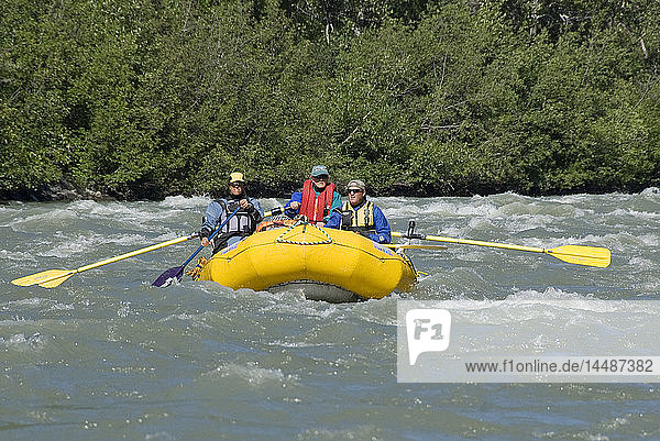 Gruppe von Rafting-Teilnehmern  die Stromschnellen auf dem Tatshenshini River hinuntertreiben  Yukon Territory  Kanada  Sommer