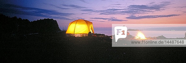 Sonnenuntergang Camper beleuchtet Zelt Kachemak Bay Homer KP AK Sommer Scenic Lagerfeuer