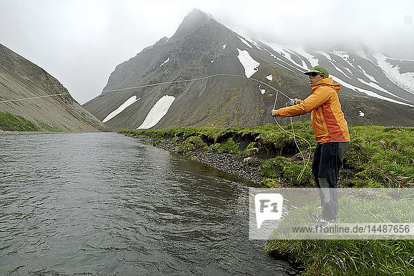Eine Frau fischt am Surprise Lake im Aniakchak National Monument and Preserve im Südwesten Alaskas nach Seesaiblingen.