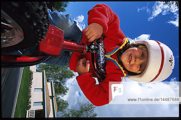 Nahaufnahme eines Mädchens auf dem Fahrrad Southcentral AK Sommerporträt