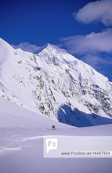 Snowboarder auf dem Skookum-Gletscher Karpatengipfel KP