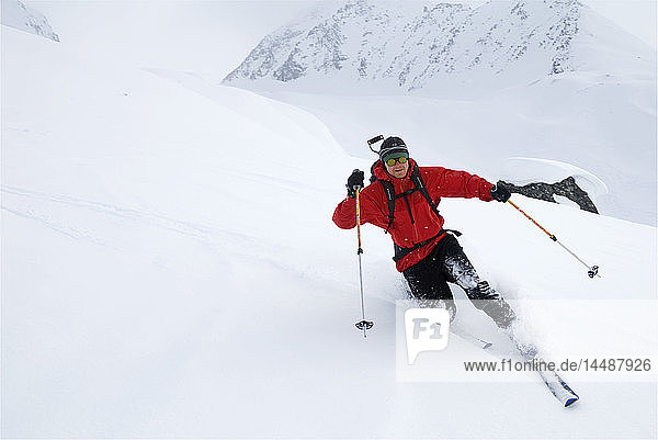 Ein Mann macht Telemark-Schwünge beim Backcountry-Skifahren im Thompson-Pass-Gebiet nördlich von Valdez  Alaska  im Winter