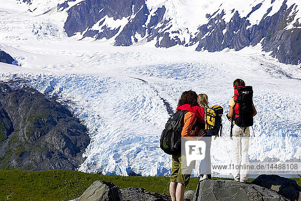 Familie auf Wanderung über den Portage Pass Trail mit Blick auf den Portage Gletscher Chugach Nat Forest Alaska Sommer