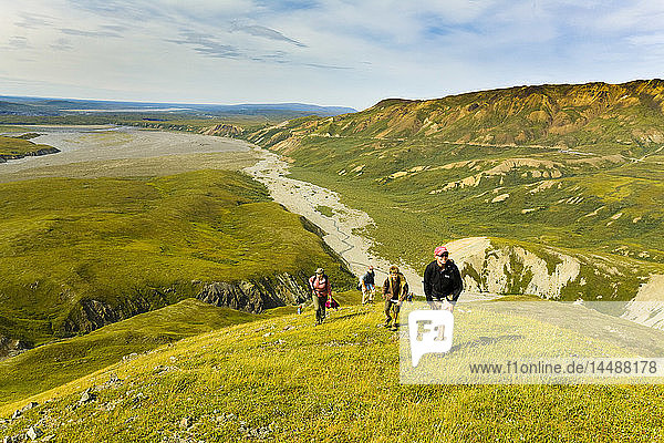 Wandergruppe auf einem Bergrücken in der Alaska Range oberhalb des Thorofare River  Denali-Nationalpark  Inner-Alaska  Sommer/n