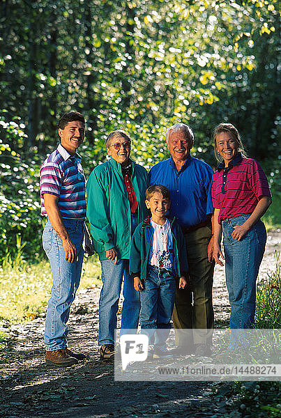 Familie zu Fuß auf dem Weg Anchorage SC Alaska Sommer landschaftliches Porträt