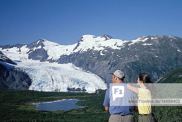 Ehepaar beim Wandern am Portage Pass mit Blick auf den Gletscher AK