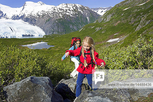 PersonFamilienwanderung auf dem Portage Pass Trail mit Portage Glacier Chugach Mtns & Nat Forest Alaska