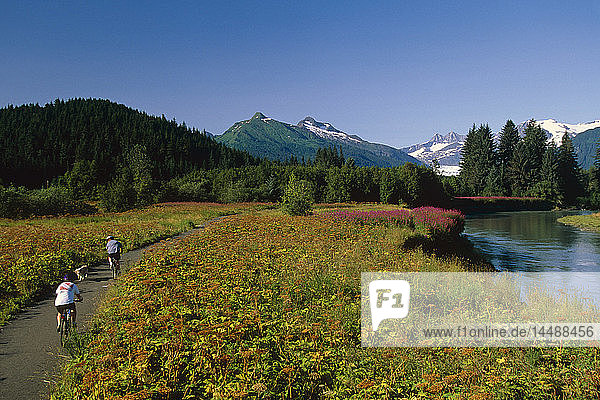 Menschen Radfahren neben Mendenhall River Juneau Südost-Alaska Sommer landschaftlich