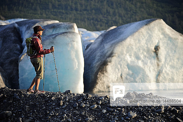 Wanderin am Spencer Glacier mit den Chugach Mountains im Hintergrund  Chugach National Forest  Kenai Peninsula  Southcentral Alaska  Sommer