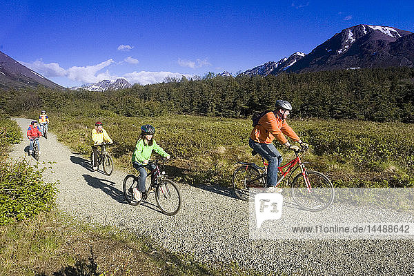 Familie Mtn Biking zusammen auf Power Line Pass Trail AK SC Chugach SP Glen Alps Sommer