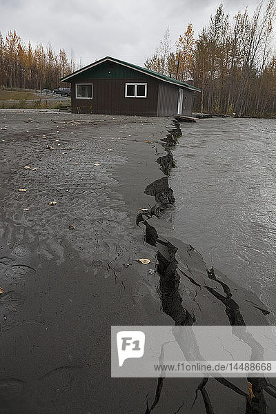 Blick auf ein Haus  das in die Fluten des Matanuska River zu stürzen droht  Palmer  Süd-Zentral-Alaska  Herbst